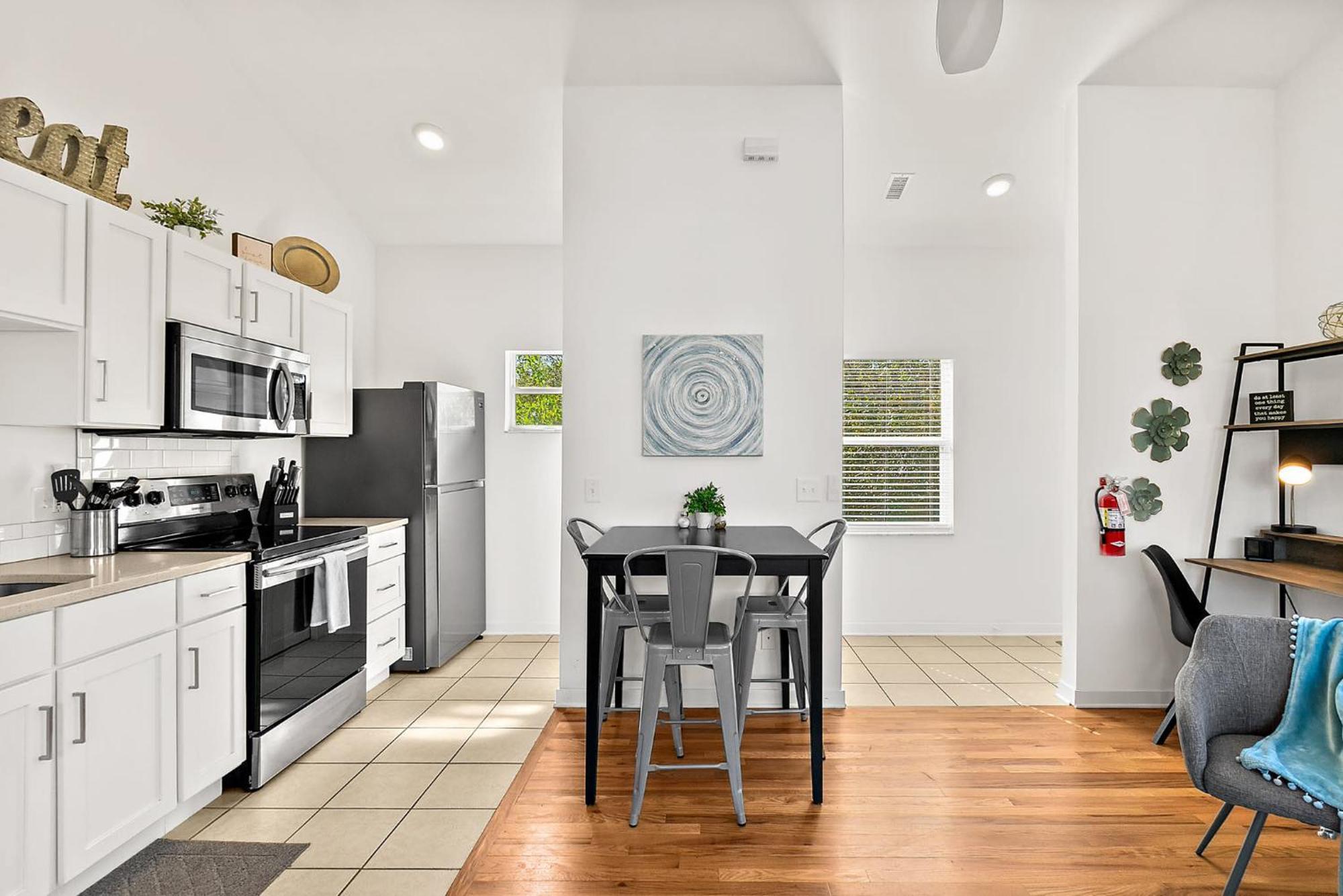 The Old Mission Collection - Downtown Apartment *